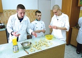  Kucharskie szlify chłopcy zdobywają w dobrze wyposażonej pracowni