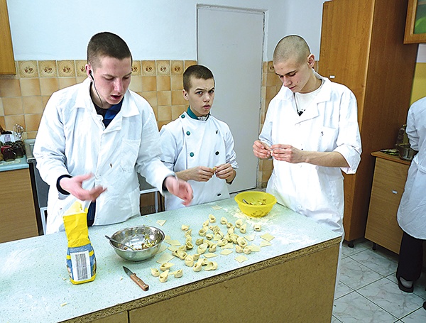  Kucharskie szlify chłopcy zdobywają w dobrze wyposażonej pracowni