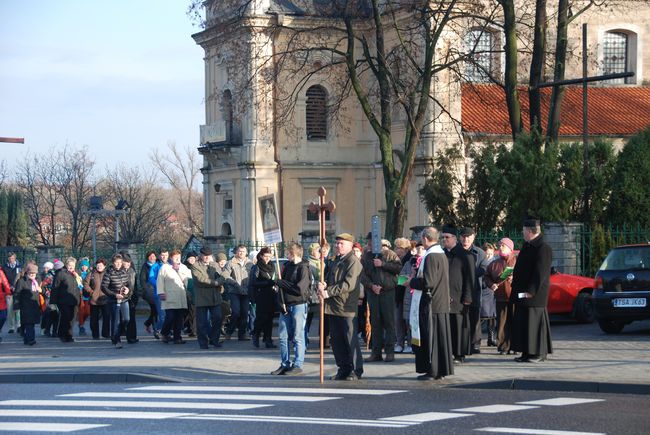 Pielgrzymowanie pośród figur 