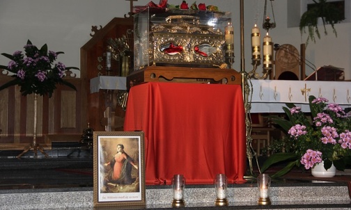 Doczesne szczątki patronki diecezji ustawiane są w świątyniach wraz z obrazem świętej przy ołtarzu