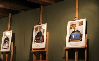 Karty z portretami Stanisława Koguciuka, pochodzące z publikacji promowanej w czasie spotkania