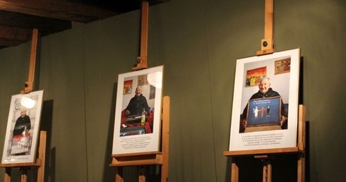 Karty z portretami Stanisława Koguciuka, pochodzące z publikacji promowanej w czasie spotkania
