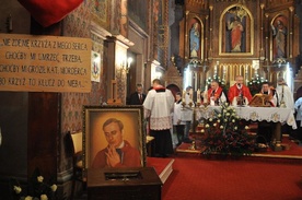 Relikwie bł. ks. Jerzego znajdują się w klęczniku gójskiego kościoła. Każdy może modlić się tuż przy kapłanie-męczenniku