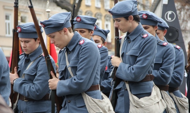 Członkowie grupy rekonstrukcyjnej w mundurach legionistów