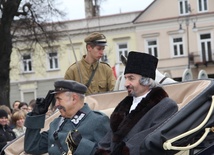 W Radomiu gościli i wygłosili krótkie przemówienia naczelnik Józef Piłsudski (Adam Wasilewski) i Ignacy Paderewski (Rafał Błędowski)