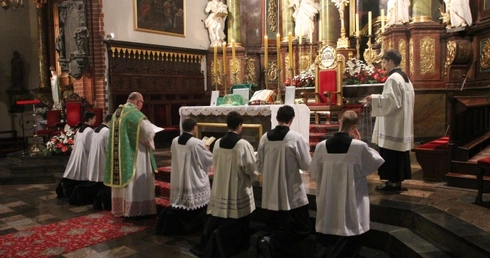 Po łacinie, tyłem do wiernych