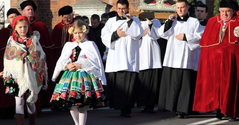 Procesja z relikwiami św. Wiktorii przeszła ulicami Łowicza