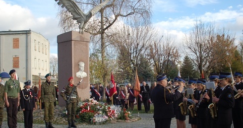Uroczystości patriotyczne pod pomnikiem Niepodległości w Skierniewicach