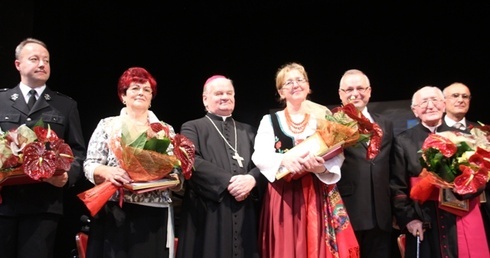 Podczas gali wręczenia nagrody w Teatrze Polskim - w środku laureatka Małgorzata Hołdys z bp. Tadeuszem Rakoczym i starostą Andrzejem Płonką