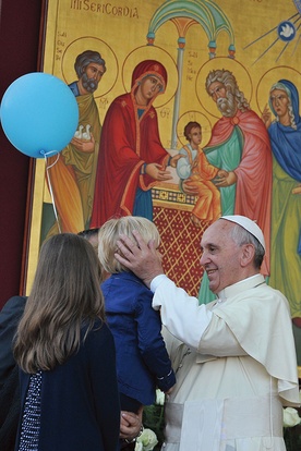 Papież Franciszek  zachęca cały Kościół do refleksji nad sytuacją małżeństw i rodzin  