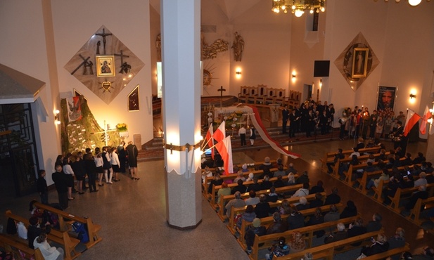 W spektaklu uczestniczyły dzieci i młodzież ze wszystkich szkół wchodzących w skład zespołu