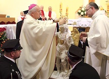 Bp Andrzej F. Dziuba nakłada koronę na figurę św. Michała Archanioła