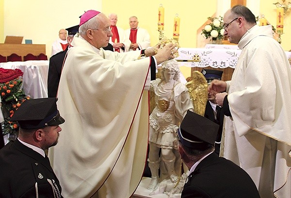 Bp Andrzej F. Dziuba nakłada koronę na figurę św. Michała Archanioła