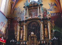 W kościele w Złakowie znajduje się bogato zdobiony ołtarz główny o cechach późnorenesansowych  