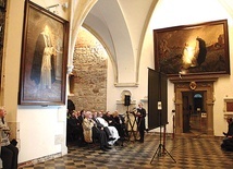   Mimo deszczowej pogody, prezentacja odnowionych krużganków dominikańskiego klasztoru przyciągnęła wielu zainteresowanych