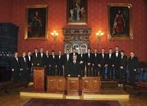  Śpiewacy w auli Collegium Novum UJ. Młodzi chórzyści są świadomi długoletniej tradycji  swojego zespołu
