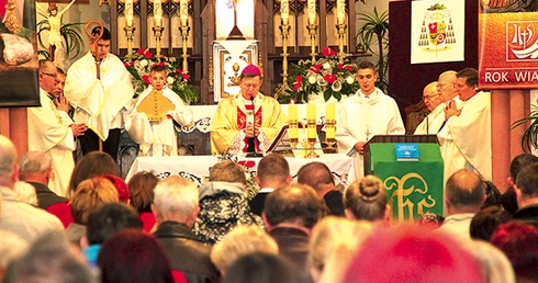 – Ta zadbana świątynia mówi o was i o waszej ofiarności – mówił do licznie zebranych wiernych abp Józef Kupny  