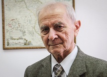  Prof. Janusz Jasiński jest jednym z inicjatorów powołania Społecznego Komitetu Ratowania Dawnych Cmentarzy na Warmii i Mazurach, który zajmuje się ratowaniem zabytkowych nagrobków