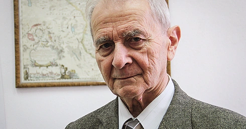  Prof. Janusz Jasiński jest jednym z inicjatorów powołania Społecznego Komitetu Ratowania Dawnych Cmentarzy na Warmii i Mazurach, który zajmuje się ratowaniem zabytkowych nagrobków