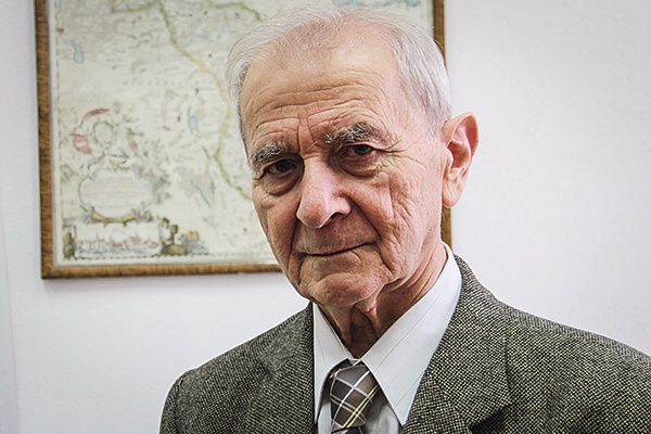  Prof. Janusz Jasiński jest jednym z inicjatorów powołania Społecznego Komitetu Ratowania Dawnych Cmentarzy na Warmii i Mazurach, który zajmuje się ratowaniem zabytkowych nagrobków