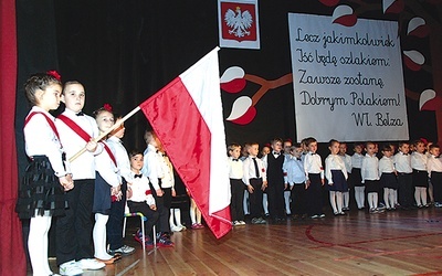 Uczniowie Przedszkola nr 3 podczas okolicznościowych występów