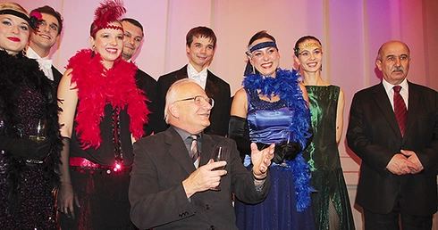 Stanisław Janicki z zespołem „Cracovia Danza” i Jackiem Krywultem, prezydentem Bielska-Białej