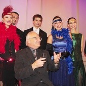 Stanisław Janicki z zespołem „Cracovia Danza” i Jackiem Krywultem, prezydentem Bielska-Białej