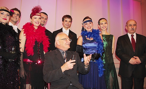 Stanisław Janicki z zespołem „Cracovia Danza” i Jackiem Krywultem, prezydentem Bielska-Białej