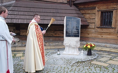 Pomnik poświęcił ks. Marek Winiarski MSF