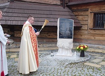Pomnik poświęcił ks. Marek Winiarski MSF