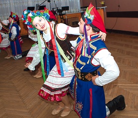 Specjalnie na występy przed polską publicznością dzieci przygotowały dwa tańce: mazura i krakowiaka 