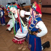 Specjalnie na występy przed polską publicznością dzieci przygotowały dwa tańce: mazura i krakowiaka 