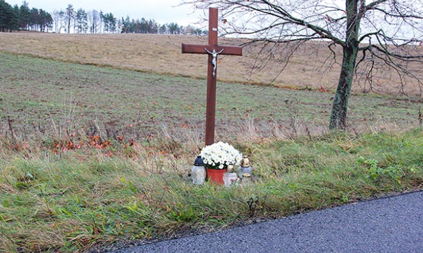 Krzyże przydrożne są dla rodzin ofiar wypadków miejscem pamięci – nieprzyjemnym, ale wyjątkowym