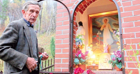 Stanisław Uryga pod wybudowaną wotywną kapliczką