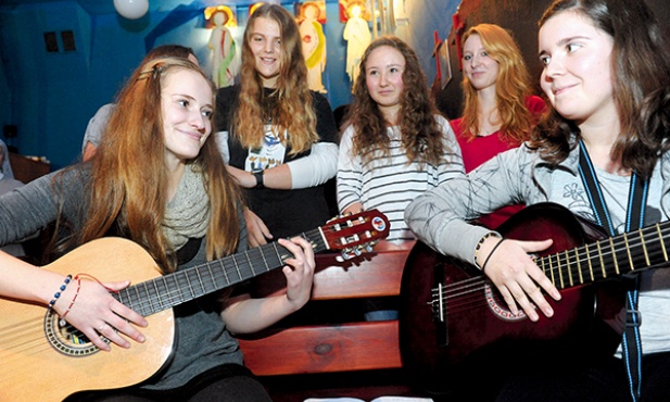 Tyle dziewczyn na Mszy w poprawczaku dla chłopaków – tego jeszcze nie było