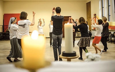 Uczestnicy warsztatów odkrywają, że podczas tańca można modlić się całym sobą