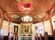 W ołtarzu głównym znajduje się obraz przedstawiający wyzwolenie św. Piotra z okowów, na sklepieniu z kolei widnieją herb archidiecezji warmińskiej oraz symbole czterech ewangelistów