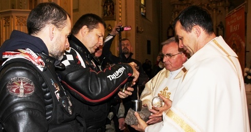 Delegacja uczestników motocyklowej wyprawy "Most Pamięci" dosypała ziemię do urny