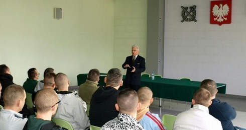 Prof. Wiesław Jan Wysocki na spotkaniu z osadzonymi w łowickim Zakładzie Karnym