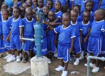 Dzieci przy studni - zdjęcie nagrodzone