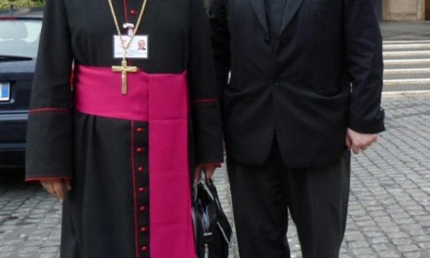 Abp Zygmunt Zimowski i ks. Piotr Supierz przed aulą synodalną na Watykanie