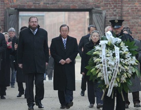 Ban Ki Mun zwiedził były obóz Auschwitz