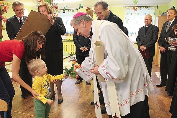  Podziękowanie dla bp. Jana Kopca w Żłobku Dzieciątka Jezus