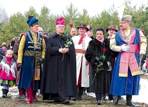  Spotkanie z prezydentową Kaczorowską w Grzybowie to jedno z wielu, w jakich biskup uczestniczył