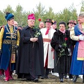  Spotkanie z prezydentową Kaczorowską w Grzybowie to jedno z wielu, w jakich biskup uczestniczył