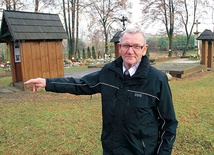  Stanisław Kucharczyk w tym miejscu pożegnał rabowane dzwony przez „wyklackanie”. W tle obrys starego kościółka z Leszczyn