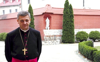 Po ogłoszeniu nominacji biskupiej ks. prof. R. Pindel otrzymał od kard. Dziwisza złoty krzyż pektoralny