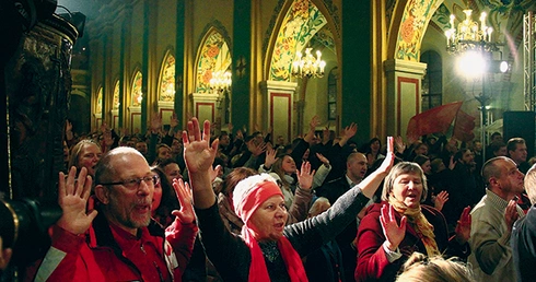 Zakończeniem każdego dnia forum była celebracja, która gromadziła tłumy ludzi