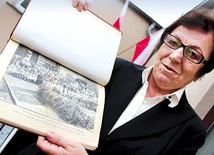  Jadwiga Smolnicka prezentuje historyczne zdjęcie. Pierwsza po wojnie I Komunia św. w Jasieniu w 1946 roku