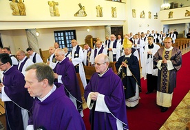 Debaty poprzedziły Msze św. sprawowane w intencji duszpasterzy zmarłych w ostatnim roku i wszystkich wiernych zmarłych. Celebry miały miejsce w kaplicy radomskiego Wyższego Seminarium Duchownego